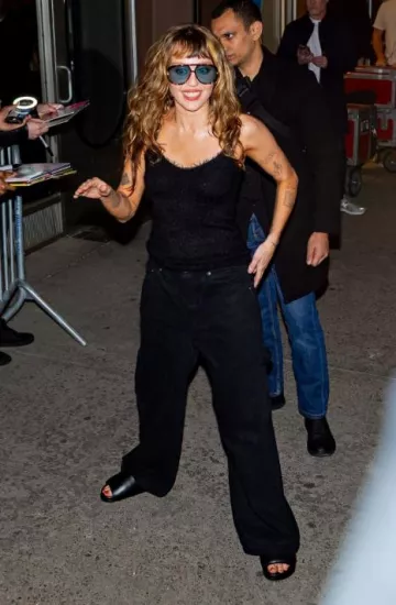 Jean cargo Khaite Carlyle Sowen porté par Miley Cyrus à New York le 21 avril 2025