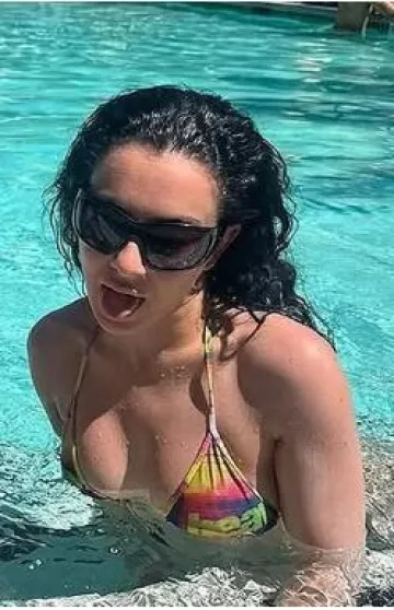 Maillot de bain Heaven by Marc Jacobs porté par Charli XCX sur son post Instagram le 20 avril 2025