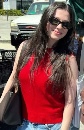 Lunettes de soleil ovales en acétate Chanel en noir et rose portées par Mikey Madison à Los Angeles post le 20 avril 2025
