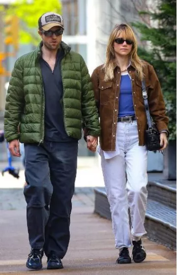 Gafas de sol de base biológica Ray-Ban Rb4441D usadas por Suki Waterhouse en la ciudad de Nueva York el 21 de abril de 2025