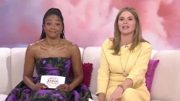 Oscar de la Renta Vestido de cóctel sin tirantes con estampado de crisantemo usado por Tiffany Haddish como se vio en Today with Jenna & Friends el 24 de abril de 2025