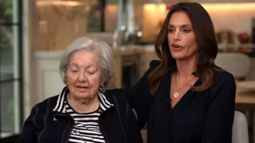 Veronica Beard Walker Haut plissé à manches longues porté par Cindy Crawford comme on le voit dans Today le 25 avril 2025