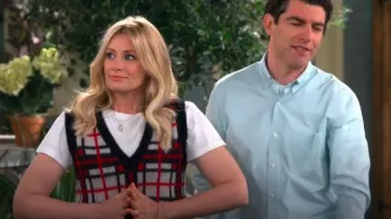 Chaleco con cuello en V a cuadros Re/Done usado por Gemma Johnson (Beth Behrs) como se ve en The Neighborhood (T07E18)