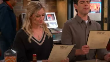 Suéter corto Bella de capa marina usado por Gemma Johnson (Beth Behrs) como se ve en The Neighborhood (T07E18)