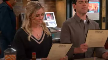 Suéter corto Bella de capa marina usado por Gemma Johnson (Beth Behrs) como se ve en The Neighborhood (T07E18)