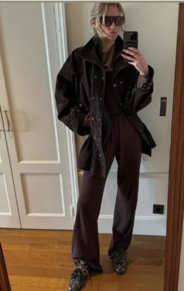 Chaqueta de cuero ceñida Magda Butrym usada por Elsa Hosk en su publicación de Instagram Story el 22 de abril de 2025