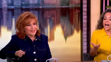 Veste Veronica Beard Constantine portée par Joy Behar telle que vue dans The View le 24 avril 2025