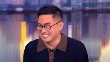 Polo en tricot à double col porté par Bowen Yang comme on le voit dans The View le 24 avril 2025