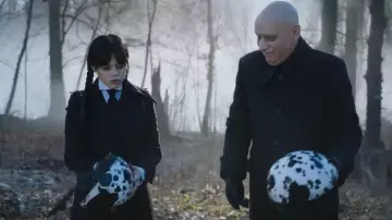 Le trench coat porté par Wednesday Addams (Jenna Ortega) dans la série Mercredi (Saison 1 Épisode 7)