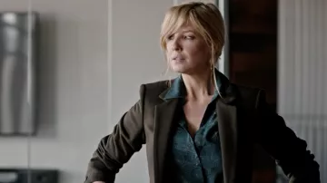 Long Dark Brown Coat of Beth Dutton (Kelly Reilly) in Yellowstone (S03E09)