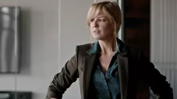 Long Dark Brown Coat of Beth Dutton (Kelly Reilly) in Yellowstone (S03E09)
