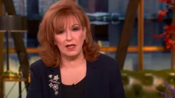 Cinq a Sept Roxie Le Petite Blazer usado por Joy Behar como se vio en The View el 25 de abril de 2025