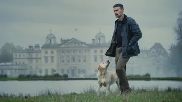 Veste bleue portée par Eddie Halstead (Theo James) comme on le voit dans The Gentlemen (Saison 1)