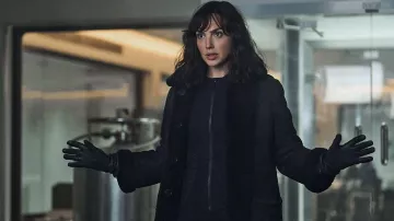Manteau en peau de mouton noir porté par Rachel Stone (Gal Gadot) comme on le voit dans le film Heart of Stone