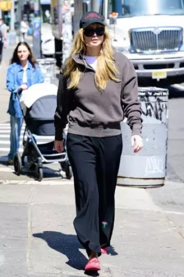 Thistles the Atlas Sunglasses worn by Jennifer Lawrence in New York City post on April 22, 2025