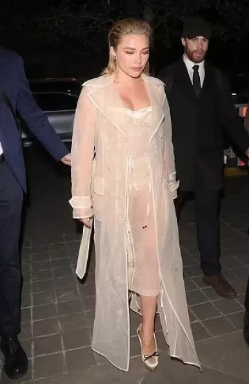 Trench-coat ceinturé Dolce & Gabbana Kim porté par Florence Pugh à Londres post le 22 avril 2025