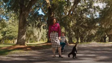 Falda midi de lentejuelas a cuadros Toccin Leilani Strap usada por Judy Gemstone (Edi Patterson) como se ve en The Righteous Gemstones (S04E08)