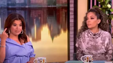 Haut Dolman en velours Lapointe avec plumes porté par Sunny Hostin tel que vu dans The View le 25 avril 2025