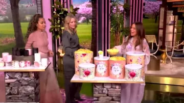 Jupe midi en biais en satin Lapointe portée par Sunny Hostin comme on le voit dans The View le 25 avril 2025