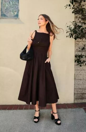 Vestido midi de cuello cuadrado Reformation Jovana usado por Stassi Schroeder en su publicación de Instagram el 22 de abril de 2025