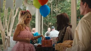 Staud Mini Florian Vestido usado por Jana Milsap (Arden Myrin) como se ve en The Righteous Gemstones (T04E08)