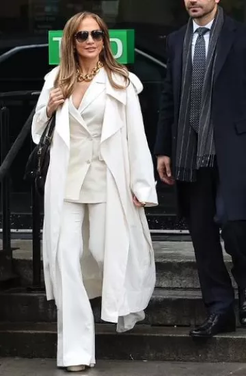 Sac Dior D Journey porté par Jennifer Lopez chez Office Romance Set le 7 avril 2025