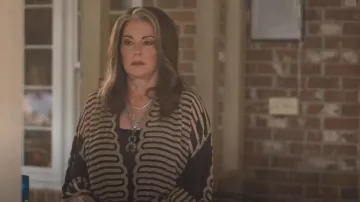 Collar de monedas de gran tamaño de Free People usado por Lori Milsap (Megan Mullally) como se ve en The Righteous Gemstones (T04E08)