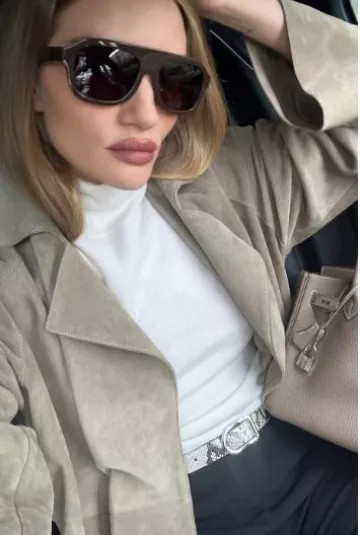 The Row Roux Sateen Suiting Maxi Skirt usado por Rosie Huntington-Whiteley en su publicación de Instagram el 23 de abril de 2025