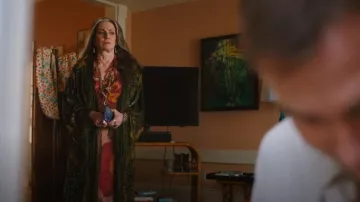 Bata vintage con estampado de pavo real de 1930 hecha a mano usada por Lori Milsap (Megan Mullally) como se ve en The Righteous Gemstones (S04E08)