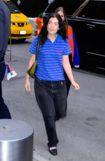 The Row Ava Shoe en cuero usado por Lorde en la publicación de la ciudad de Nueva York el 22 de abril de 2025