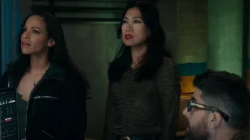 Veronica Beard Top Neeta de lúrex dorado antiguo usado por Melody 'Mel' Bayan (Liza Lapira) como se ve en The Equalizer (T05E16)