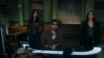 Cinturón de cuero con hebilla de corazón granulado para mujer de Saint Laurent usado por Melody 'Mel' Bayan (Liza Lapira) como se ve en The Equalizer (T05E16)