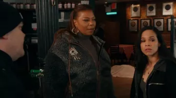 Broche de ojo de ducha de diamantes de imitación Schiaparelli usado por Robyn McCall (Queen Latifah) como se ve en The Equalizer (T05E16)