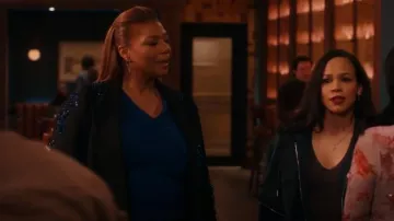 Blazer adornado con cristales Rinky de Dries Van Noten usado por Robyn McCall (Queen Latifah) como se ve en The Equalizer (T05E16)