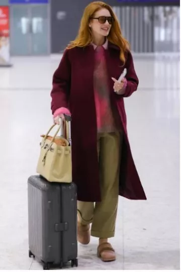 Hermès Parchemin Sac Birkin en cuir d’autruche en palladium porté par Marina Ruy Barbosa à l’aéroport le 23 avril 2025