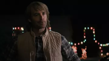 Gilet porté par MacGruber (Will Forte) tel qu’on le voit dans les tenues de la série télévisée MacGruber (Saison 1)