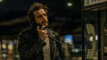 Chaqueta de cuero usada por William (Nico Tortorella) como se ve en la serie de televisión City on Fire (Temporada 1)