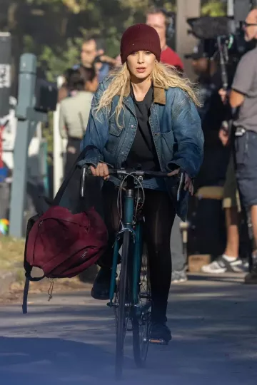 Chaqueta de mezclilla usada por Millie Bobby Brown filmando escenas del set de su próxima película The Electric State el jueves 6 de octubre de 2022 en Atlanta.