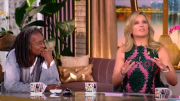 Top LA DoubleJ La Scala usado por Sara Haines como se ve en The View el 29 de abril de 2025