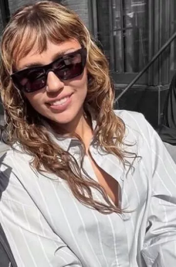Lunettes de soleil Saint Laurent Sl 276 Mica portées par Miley Cyrus chez Fan Photo le 24 avril 2025