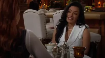 Robe fourreau à double boutonnage Reiss Cecile portée par Audra Charles (Zuleyka Silver) telle qu’on la voit dans Les Feux de l’Amour le 11 avril 2025