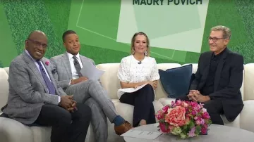 Topshop Blusa con ojales en marfil usada por Dylan Dreyer como se ve en Today el 29 de abril de 2025
