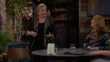 Kimono Butterflies de Citron Clothing usado por Traci Abbott (Beth Maitland) como se ve en The Young and the Restless el 14 de abril de 2025