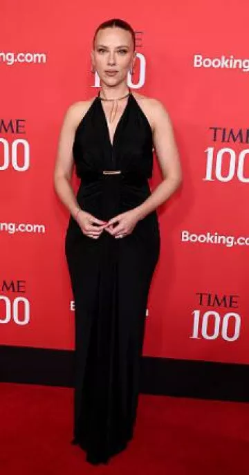 Roberto Coin 18K Amarillo Diseñador Oro Negro Cerámica y Diamantes Detalle Pendientes de Aro usados por Scarlett Johansson en la Gala Time100 el 24 de abril de 2025