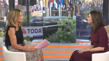 Vestido midi de punto Gabriela Hearst Seymore en cachemir de lana merino burdeos usado por Jennifer Breheny Wallace visto en Today el 29 de abril de 2025