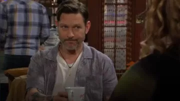 Camisa Rails Ace en pañuelo de patchwork usada por Daniel Romalotti (Michael Graziadei) como se ve en The Young and the Restless el 21 de abril de 2025