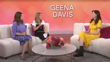 Vestido bordado con el logotipo de Wales Bonner Wing usado por Geena Davis como se ve en Today with Jenna & Friends el 29 de abril de 2025