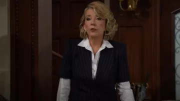 Blazer Retrofête Claudia usado por Nikki Reed Newman (Melody Thomas-Scott) como se ve en The Young and the Restless el 21 de abril de 2025