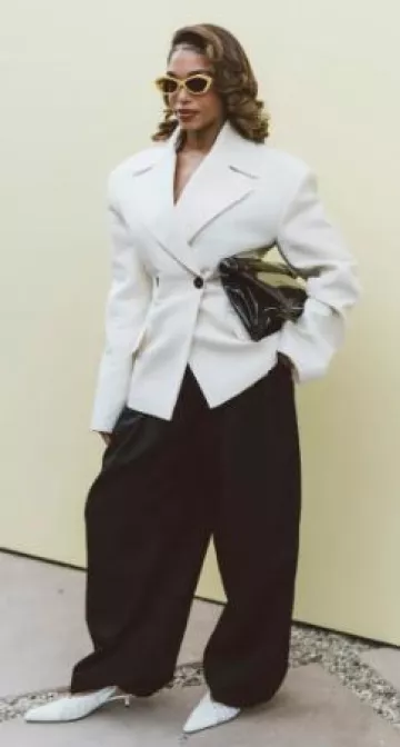 Pochette Jacquemus La Pochette Rond en relief croco portée par Lori Harvey lors du cocktail d’ouverture de Jacquemus La Boutique le 24 avril 2025