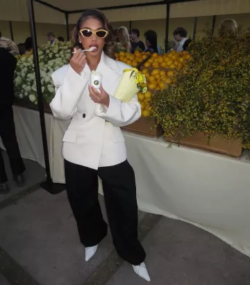 Jacquemus le pantalon Ovalo porté par Lori Harvey lors du cocktail d’ouverture de Jacquemus La Boutique le 24 avril 2025